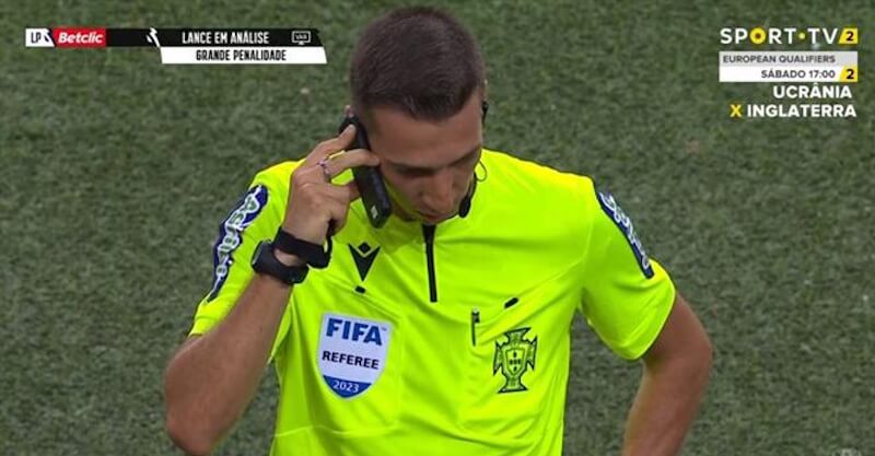 Miguel Nogueira a decidir a reversão do penálti do FC Porto-Arouca via telefone.
