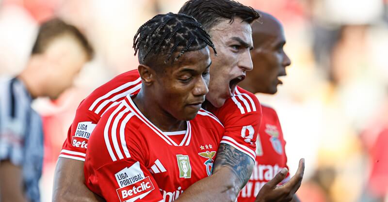 David Neres e Musa celebram golos no Portimonense-Benfica.