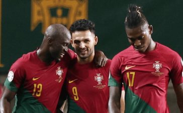 Gonçalo Ramos, Danilo Pereira e Rafael Leão celebram golo no Portugal-Luxemburgo