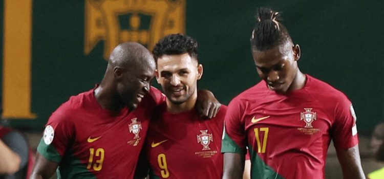 Gonçalo Ramos, Danilo Pereira e Rafael Leão celebram golo no Portugal-Luxemburgo