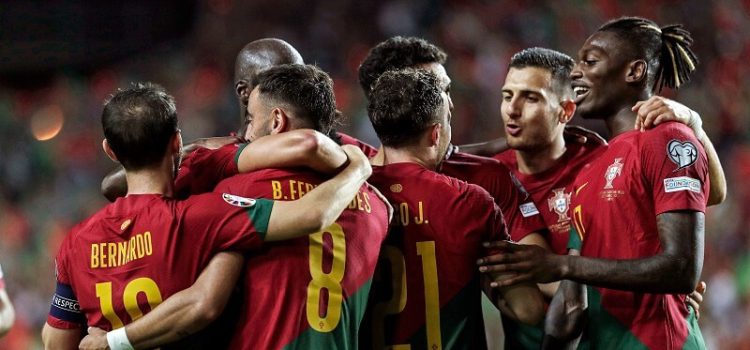 Jogadores de Portugal celebram golo ao Luxemburgo na qualificação para o Euro 2024.
