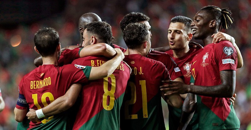Jogadores de Portugal celebram golo ao Luxemburgo na qualificação para o Euro 2024.