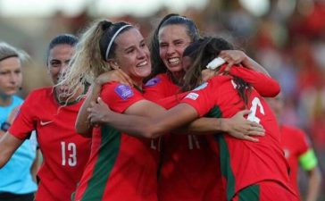 Jogadoras de Portugal festejam a vitória sobre a Noruega na Liga das Nações.