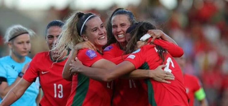 Jogadoras de Portugal festejam a vitória sobre a Noruega na Liga das Nações.