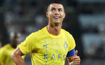 Cristiano Ronaldo lh para as bancadas enquanto celebra um golo pelo Al Nassr.