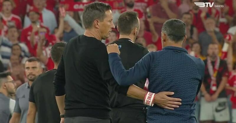 Roger Schmidt e Sérgio Conceição abraçam-se após o Benfica-FC Porto.