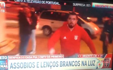 Adepto do Benfica tenta agredir reporter de imagem da CMTV.