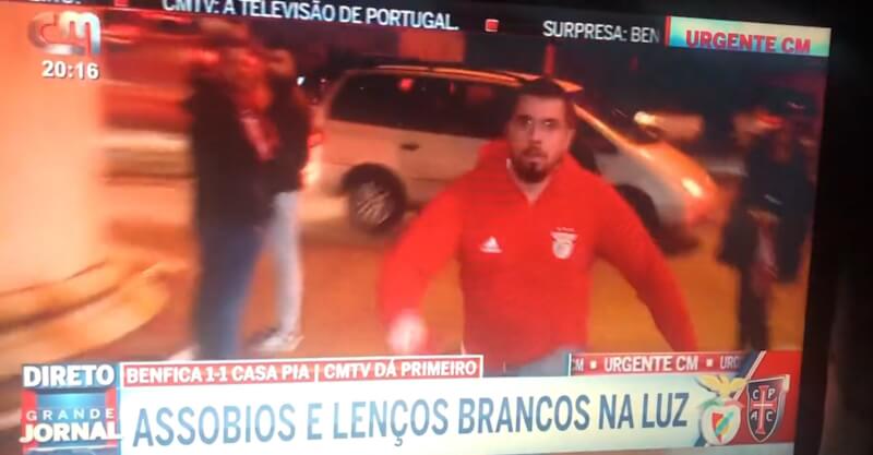 Adepto do Benfica tenta agredir reporter de imagem da CMTV.