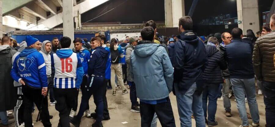 Adeptos do FC Porto retidos após vitória sobre o Antuérpia na Liga dos Campeões.