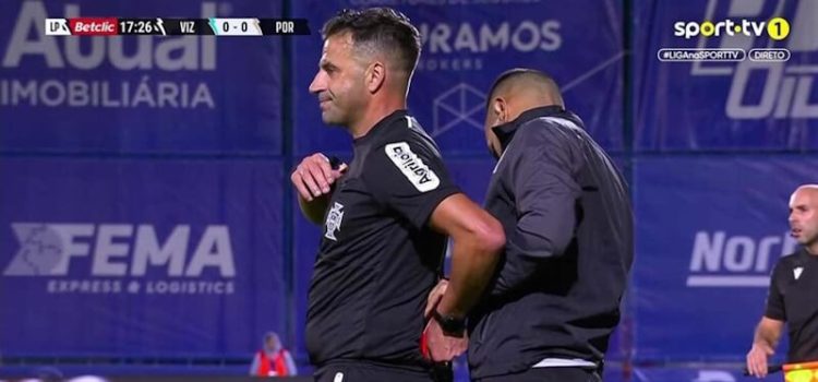 Árbitro Manuel Mota simula problema no intercomunicador no Vizela-FC Porto.