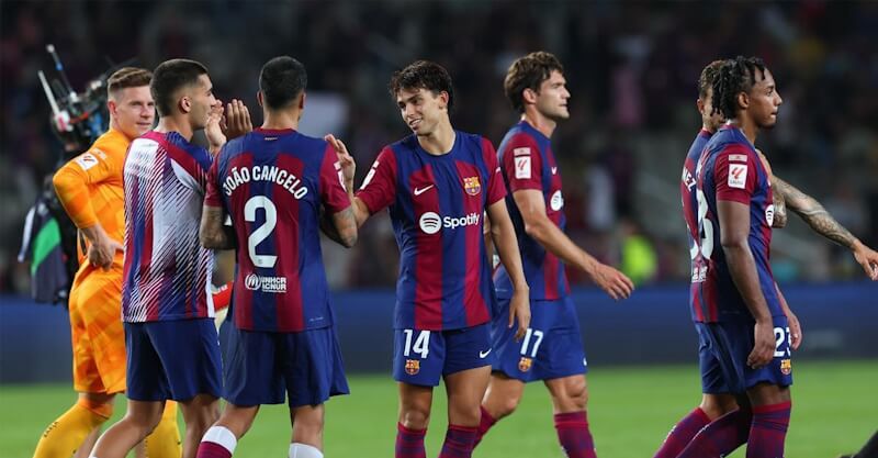 Jogadores do Barcelona a festejarem um triunfo no arranque da Liga Espanhola.