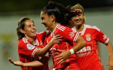 Jogadoras do Benfica celebram triunfo na eliminatória da Champions feminina diante do Apollon Limassol.