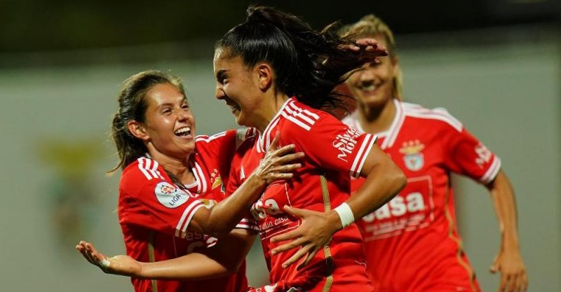 Jogadoras do Benfica celebram triunfo na eliminatória da Champions feminina diante do Apollon Limassol.