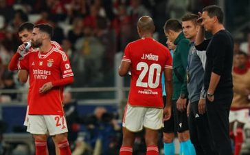 Jogadores do Benfica a receberem indicações de Roger Schmidt no jogo contra a Real Sociedad.