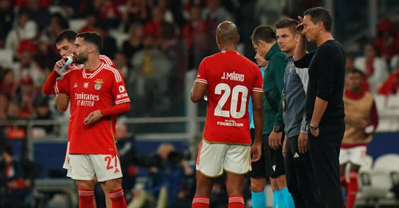 Jogadores do Benfica a receberem indicações de Roger Schmidt no jogo contra a Real Sociedad.