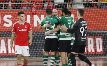 Jogadores do Sporting celebram goleada na Luz diante do Benfica em Futsal.