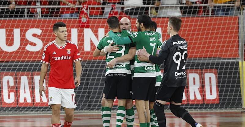 Jogadores do Sporting celebram goleada na Luz diante do Benfica em Futsal.