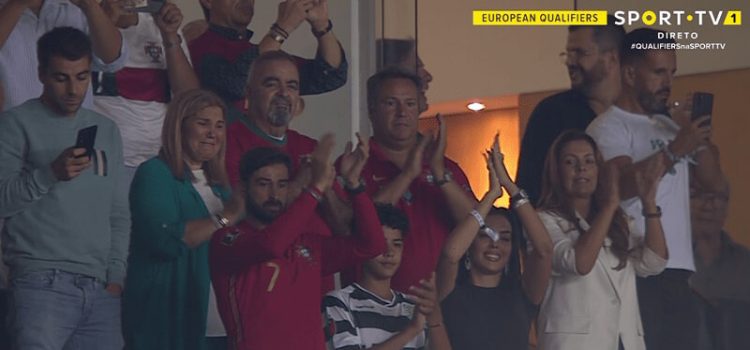 Dolores Aveiro emocionada com homenagem a Cristiano Ronaldo antes do Portugal-Eslováquia.