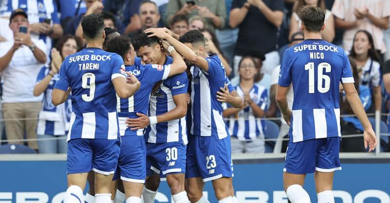 Jogadores do FC Porto celebram golo de Evanilson ao Portimonense.
