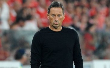 Roger Schmidt, treinador do Benfica, a observar as incidências de uma partida a partir do banco.