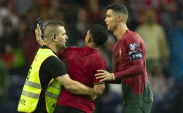 Cristiano Ronaldo e adepto que invadiu o Portugal-Eslováquia.