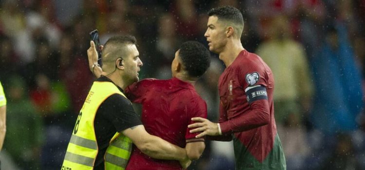 Cristiano Ronaldo e adepto que invadiu o Portugal-Eslováquia.