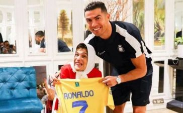 Cristiano Ronaldo e artista iraniana com paralesia.
