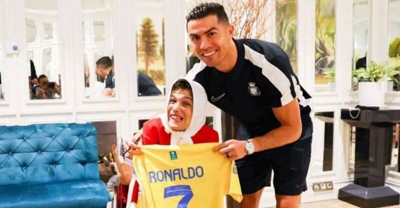 Cristiano Ronaldo e artista iraniana com paralesia.