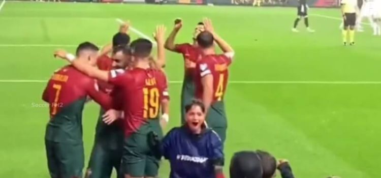 Crianças a festejar com Cristiano Ronaldo o golo no Portugal-Eslováquia.