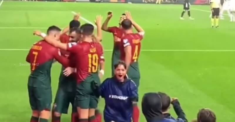 Crianças a festejar com Cristiano Ronaldo o golo no Portugal-Eslováquia.