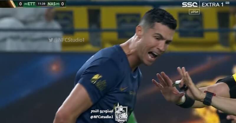 Fúria de Ronaldo com o árbitro do Al Nassr-Al Ettifaq.