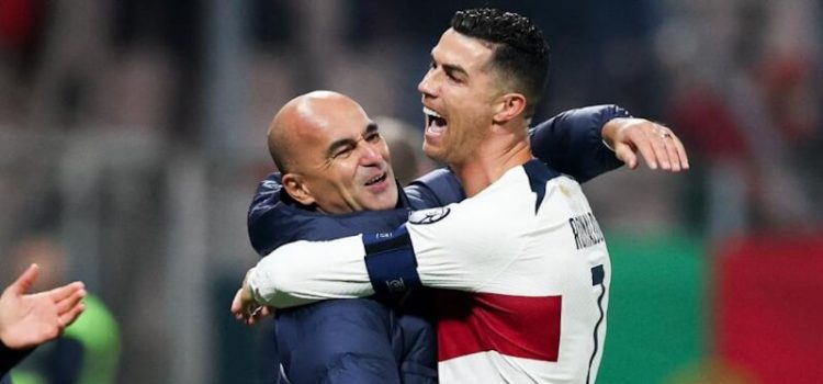 Cristiano Ronaldo celebra com Roberto Martínez a vitória no Bósnia-Portugal.