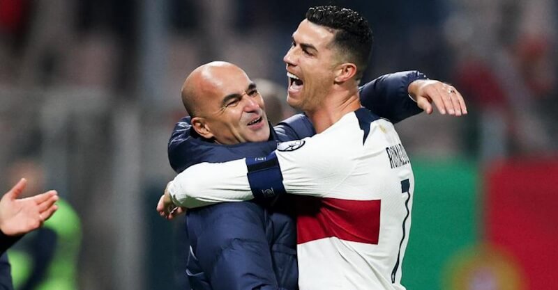 Cristiano Ronaldo celebra com Roberto Martínez a vitória no Bósnia-Portugal.
