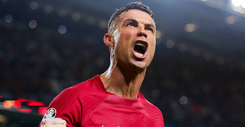 Cristiano Ronaldo celebra golo no Portugal-Eslováquia.