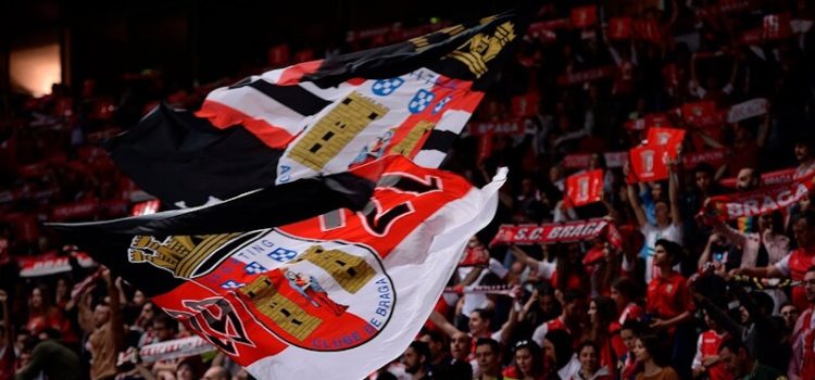 Bandeira do SC Braga exibida pelos adeptos.