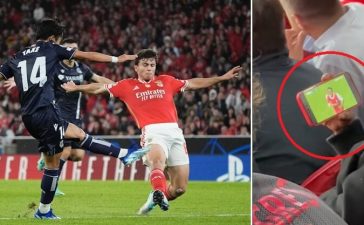 Adepto saca do telemóvel para ver outro jogo durante o Benfica-Real Sociedad.