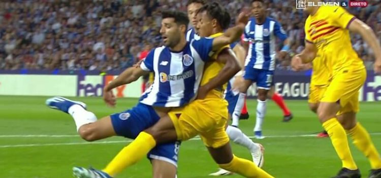 Lance de possível penálti entre Mehdi Taremi e Koundé no FC Porto-Barcelona.
