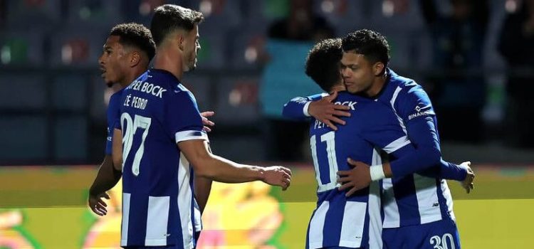 Jogadores do FC Porto celebram golo de Evanilson ao Vilar de Perdizes.