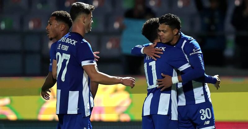 Jogadores do FC Porto celebram golo de Evanilson ao Vilar de Perdizes.