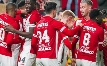 Jogadores do Antuérpia celebram goleada ao Standard de Liége por