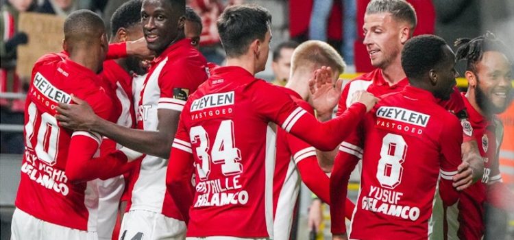 Jogadores do Antuérpia celebram goleada ao Standard de Liége por