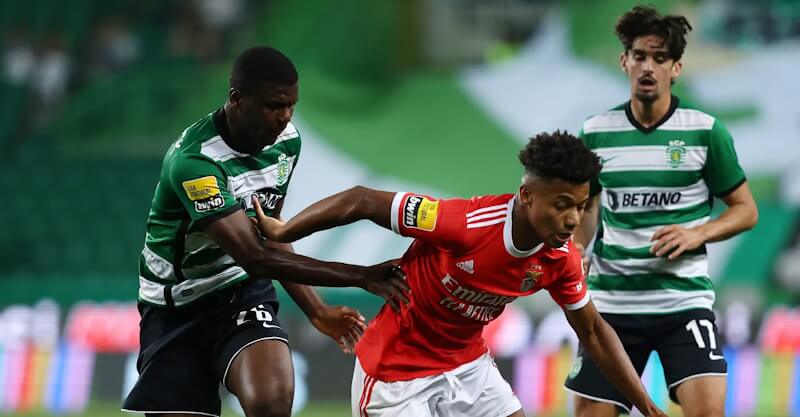 David Neres em oposição a Diomande no Sporting-Benfica.