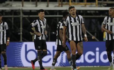 Jogadores do Botafogo desanimados com derrota frente ao Vasco da Gama