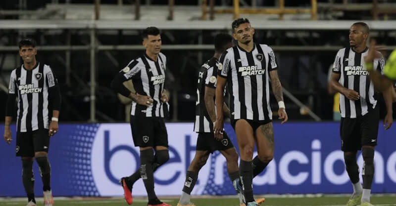 Jogadores do Botafogo desanimados com derrota frente ao Vasco da Gama