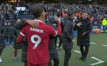 Darwin Nuñez pegado com Pep Guardiola após o Manchester City-Liverpool.