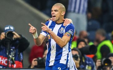Pepe celçebra golo no FC Porto-Antuérpia.