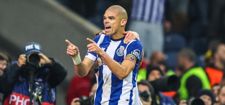 Pepe celçebra golo no FC Porto-Antuérpia.