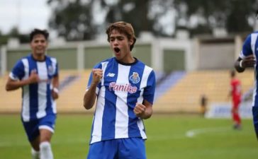 Rodrigo Mora celebra golo na vitória do FC Porto na Youth League diante do Antuérpia.
