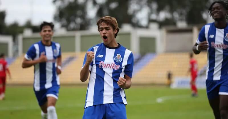 Rodrigo Mora celebra golo na vitória do FC Porto na Youth League diante do Antuérpia.