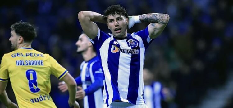 Jogadores do FC Porto desolados com a derrota em casa diante do Estoril.